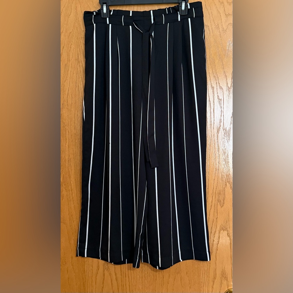 DR2 brand wide leg crop pants, size large.